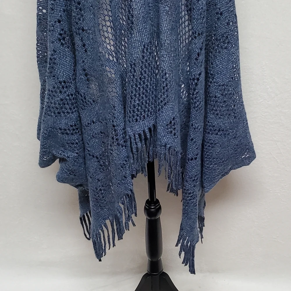 90s Vintage Dusty Blue Lightweight Soft Open Weave Curlicue Fringe Poncho OSFA - Picture 13 of 14